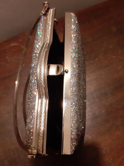 Pochete brilhante prateada NOVA