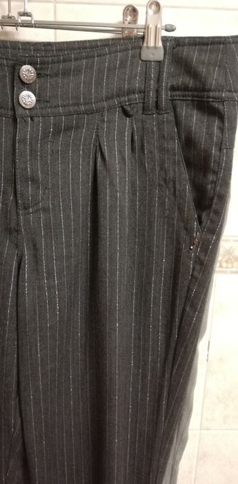 Calças tecido, cinza, 38, Stradivarius, usadas 

As calças não são elá