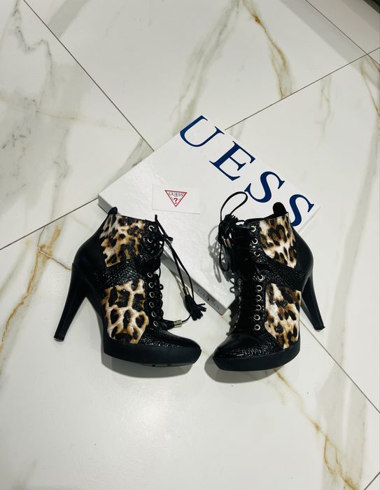 Guess botki lakierkowe z panterka 39