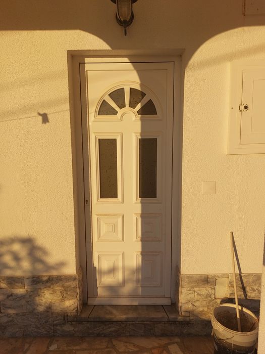 1 porta com isolamento e 5 janelas de alumínio com vidro duplo