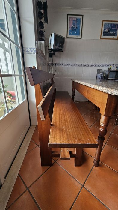 Mesa de cozinha rústica com granito + bancos e cadeira corrida