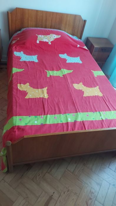 Cama de pinho maciço com colchão