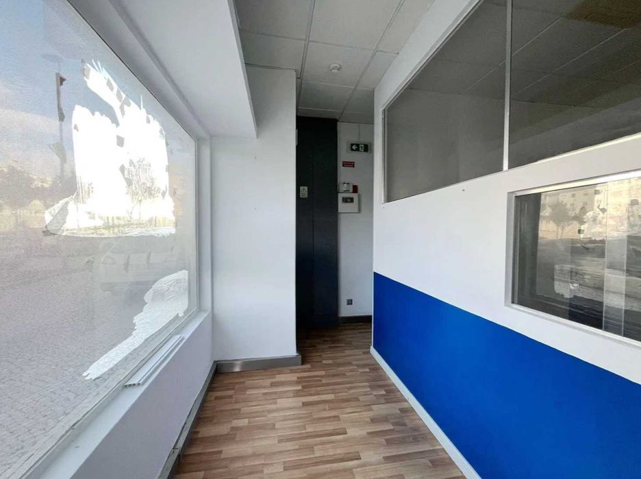 Loja/Escritório Totalmente Remodelado no Centro da Parede, Cascais — Carcavelos E Parede, Lisboa