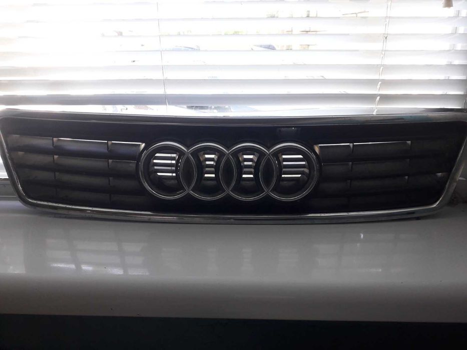 рещітка радіатора на AUDI A6  4B0853651A