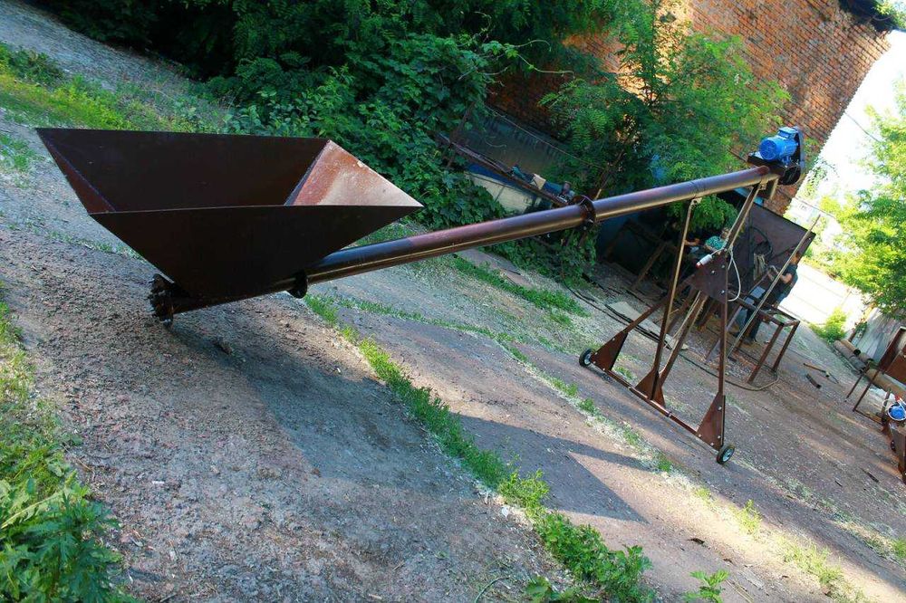 Шнековый погрузчик зерна сои кукурузы. Винтовой конвейер в трубе. шнек