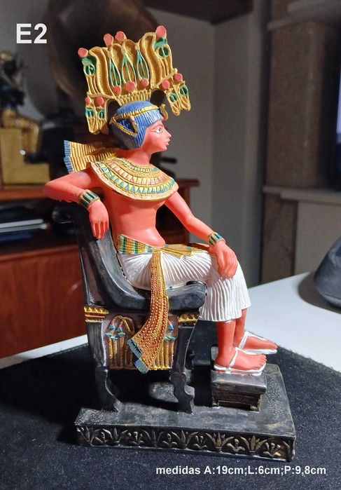 Artesanato Egípcio: Estatueta pintada de Faraó