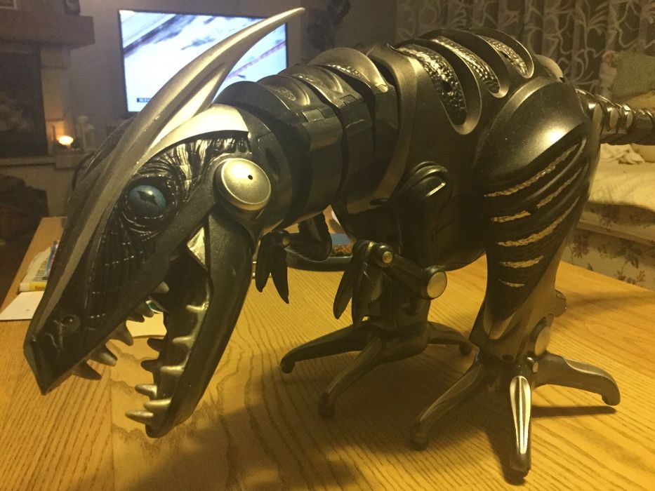 Dinozaur zabawka wydaje dźwięki rusza się- głową i ogonem