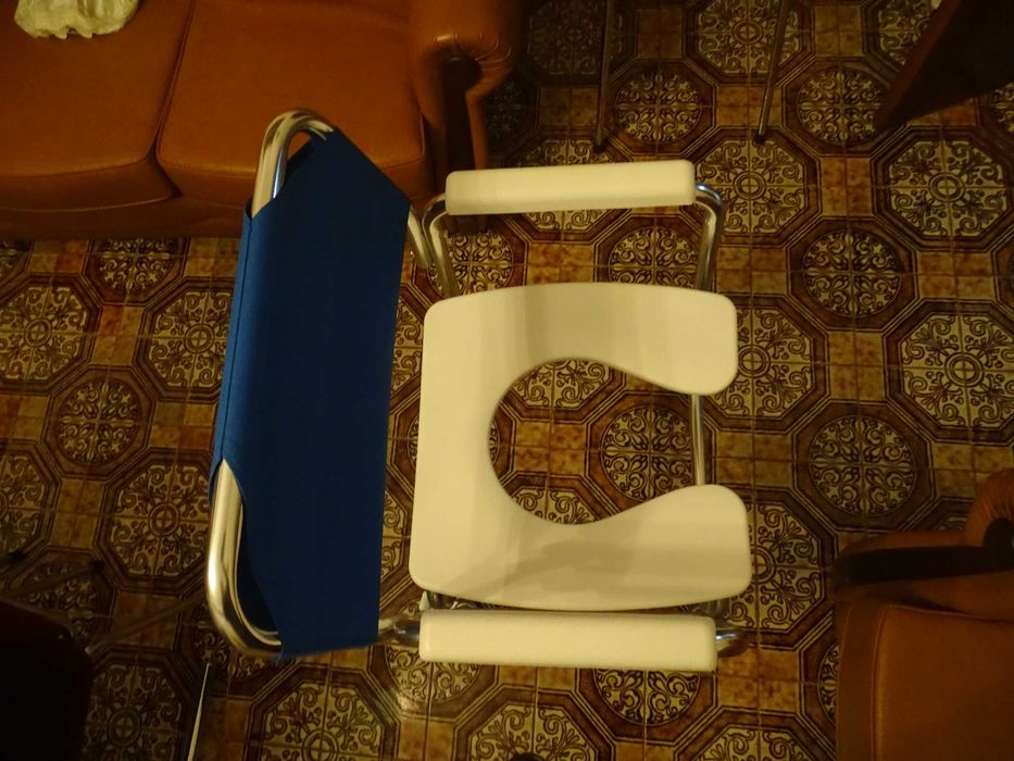 Cadeira sanitária/banho com rodas – como nova