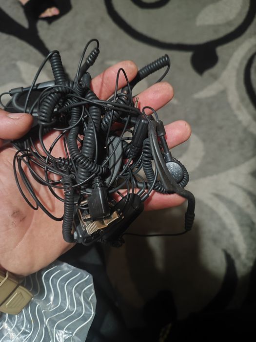 Продам срочно 3 рації ціна за три радіус 7 кілометрів