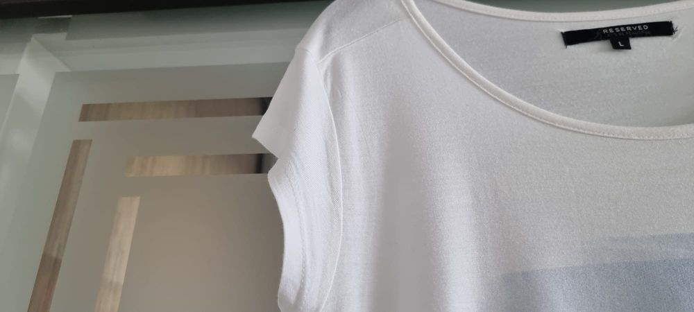 40/L Reserved - biała bluzka z nadrukiem
