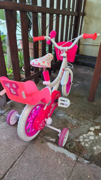 Bicicleta com rodinhas de menina