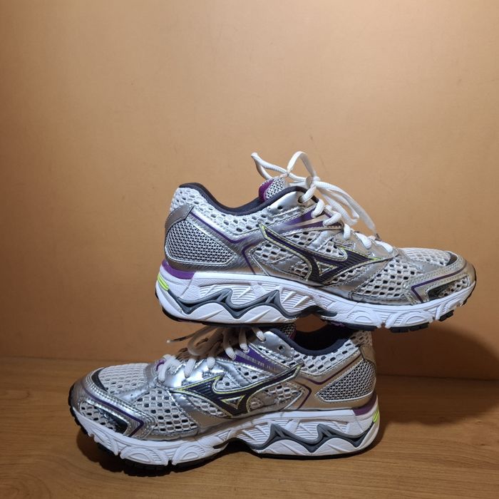 Жіночі фірмові кросівки Mizuno