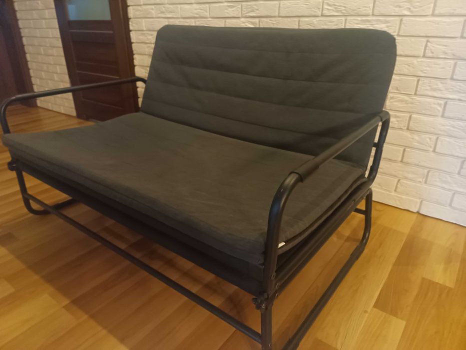 Sofa 2‑osobowa, metalowa rama, ciemnoszare poduchy