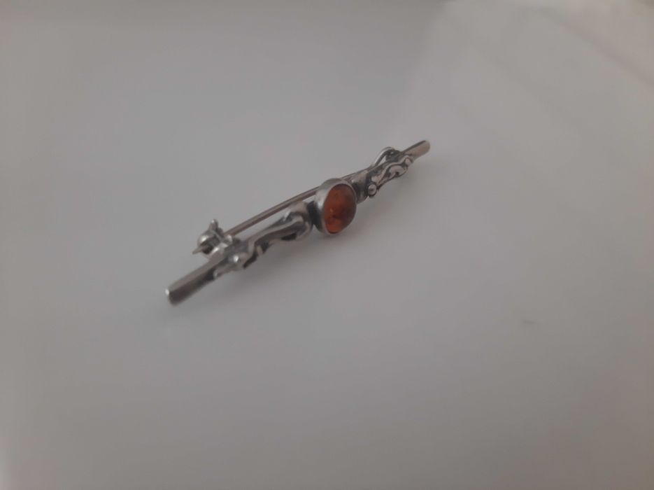 Stara srebrna broszka z bursztynem
