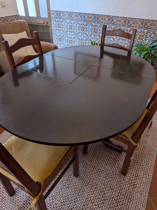 Mesa de pinho com 4 cadeiras