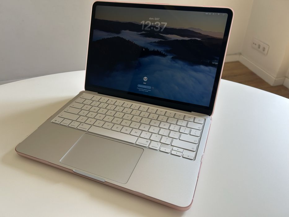 Computador portátil MacBook Neo APPLE Prateado - Teclado US (13'' - Apple A18 Pro 6-Core - RAM: 8 GB - 256 GB SSD - GPU 5-Core)
