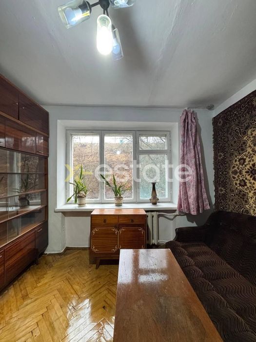 Продаж 4-кімнатної квартири в цегляній чешці в безпечному районі.