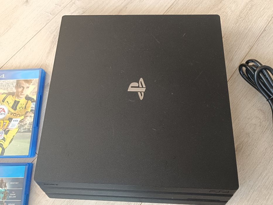 Konsola Ps4 Pro 1tb pad bezprzewodowy 2 gry