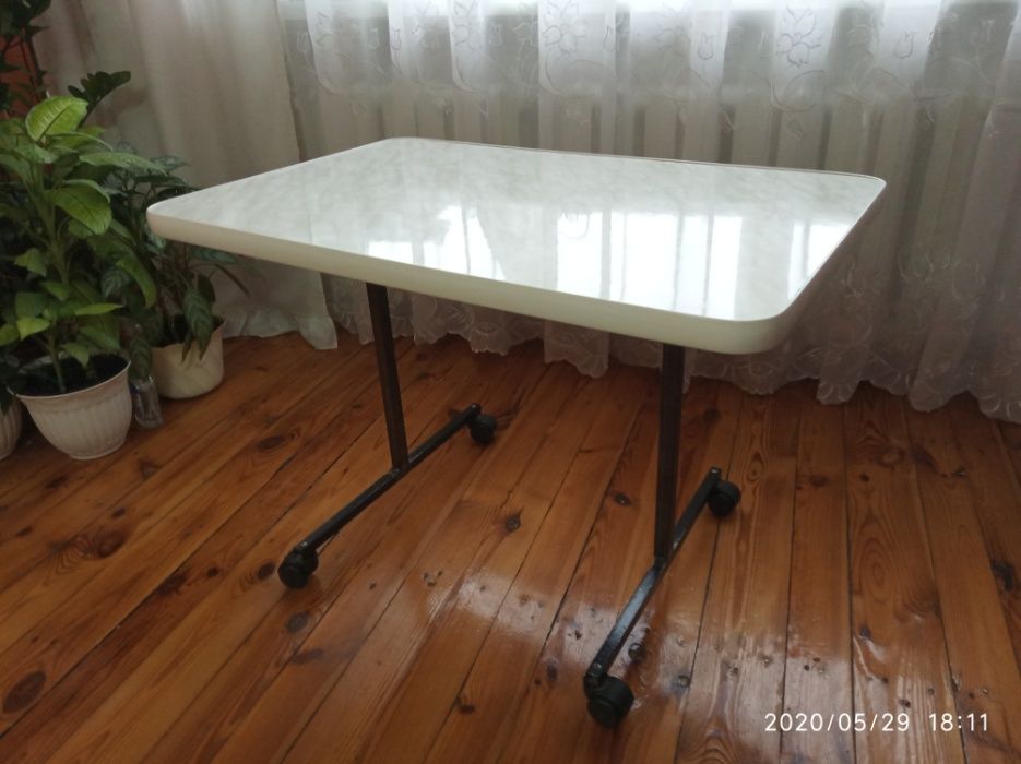 Стіл журнальний універсальний,з кромкою пластиковою