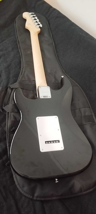 Guitarra elétrica Squier stratocaster - kit completo