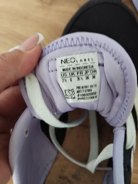 Кросівки Adidas.