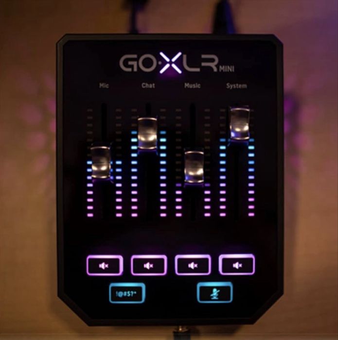 GoXLR MINI com interface USB/áudio e pré-amplificador