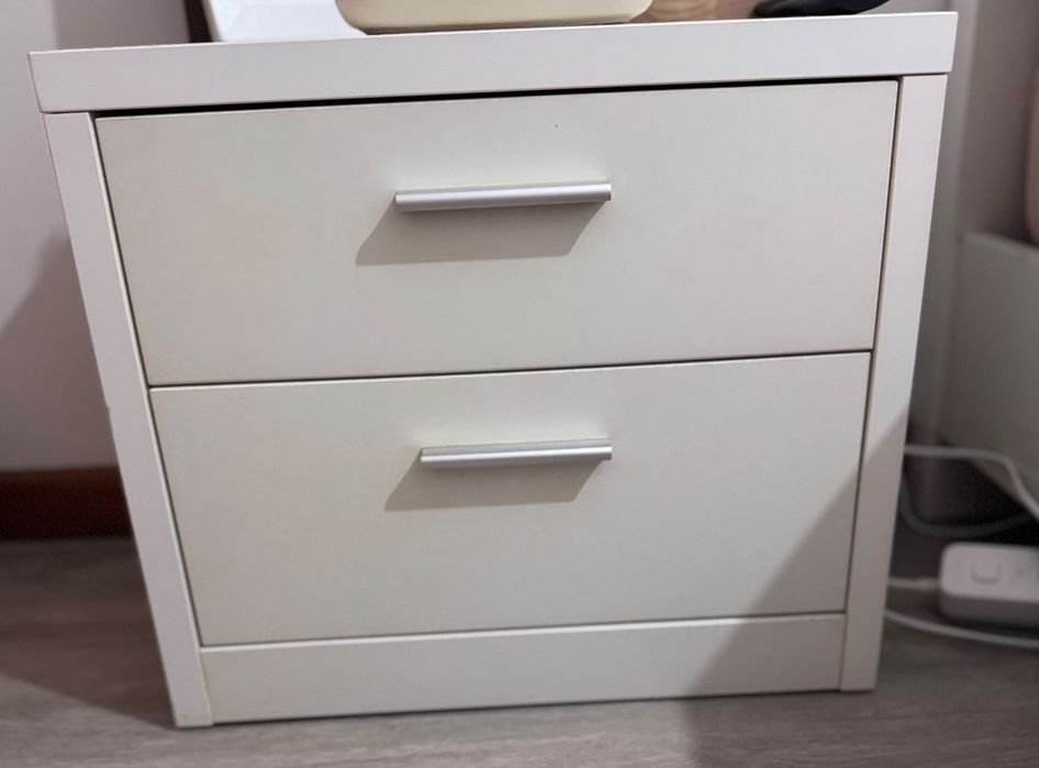 Cama casal com elementos