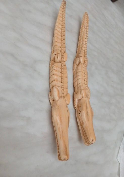 Esculturas decorativas de crocodilos cor marfim