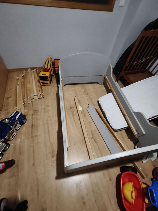 Cama de criança desmontada