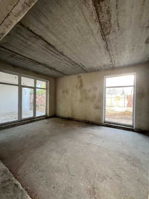 Будинок з терасою та земельною ділянкою  4 сотки