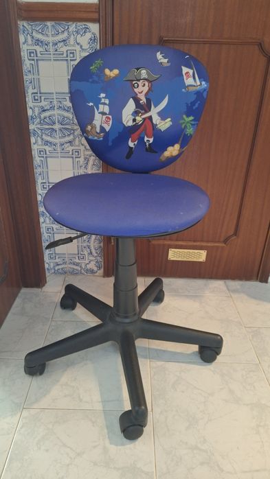 Cadeira azul com encosto dos piratas