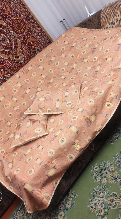 Велике яскраве покривало з наволочками