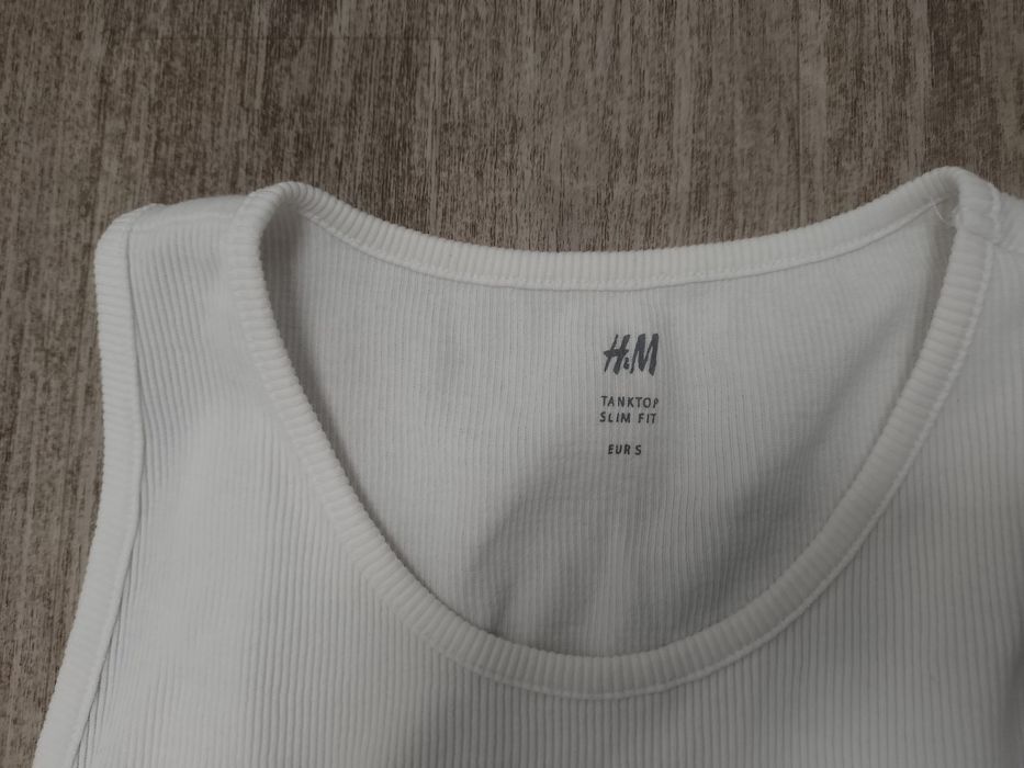 Sprzedam dwie męskie podkoszulki rozmiar S firmy H&M.