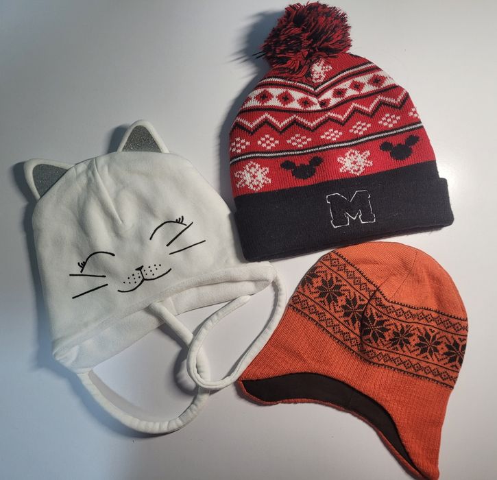 Дитяча демісезонна зимова шапка на завязках з балабоном на 44-50 см