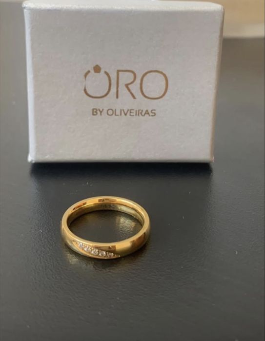 Anel Dourado Elegante