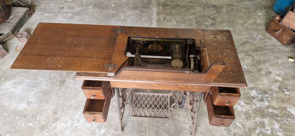 Máquina de Costura Antiga Singer com móvel