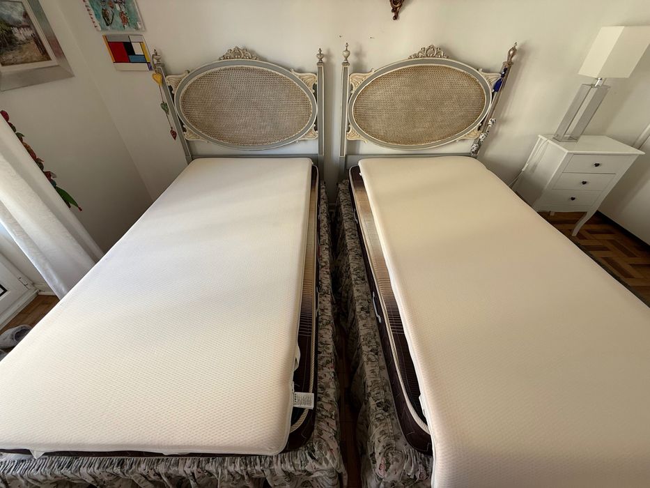 Duas camas individuais, com colchão e Sobre-colchao