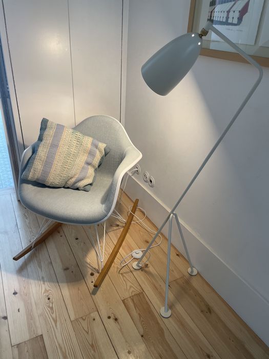 GUBI Gräshoppa floor lamp, white