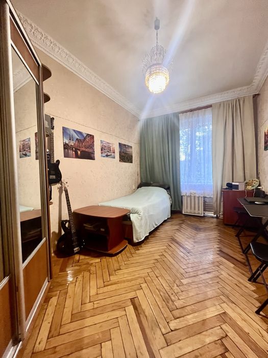 3к з роздільними кімнатами . Площа Маяковського .