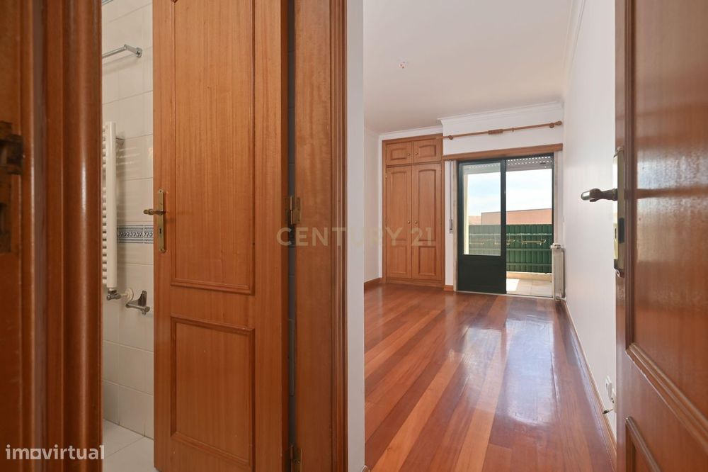 Apartamento T2 com garagem à venda no Arneiro freguesia de Carcavelos
