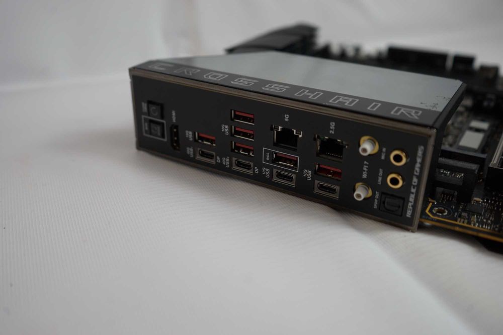 Материнська плата ASUS ROG X870E Crosshair Hero