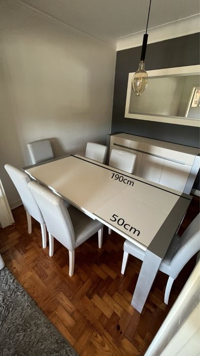 Mesa de jantar com cadeiras