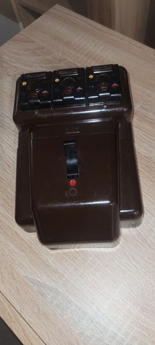 Quadro elétrico antigo com disjuntores de 16 e  10 amperes