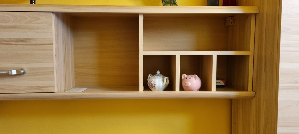 Biurko i wiszące półka