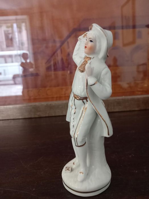 figura em porcelana "pajem" carregando cesto de uvas