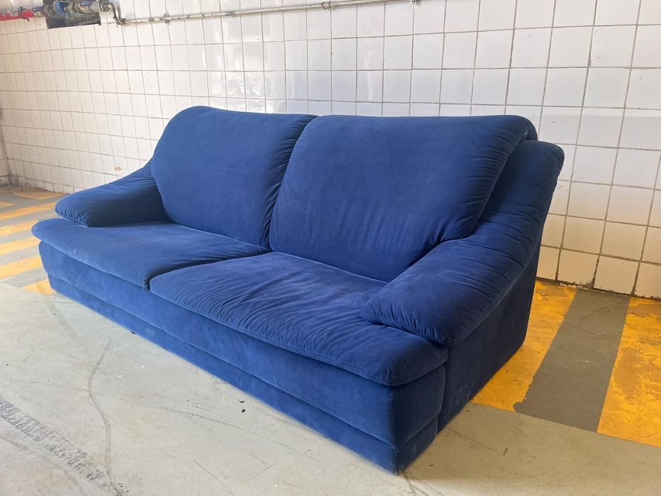 Sofá azul elétrico | Electric blue sofa | Canapé bleu électrique