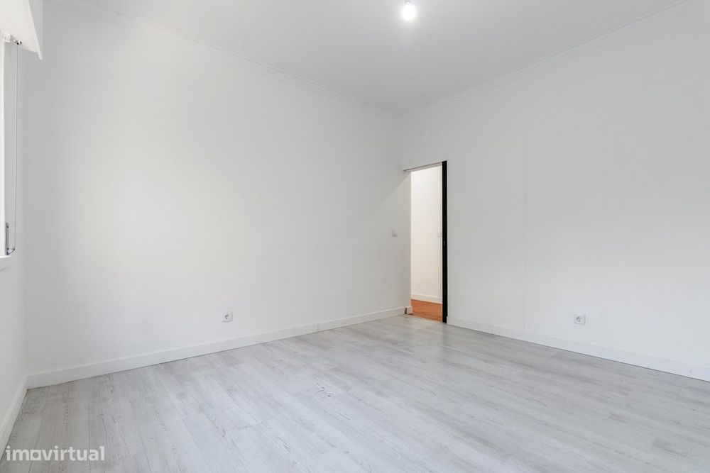 Apartamento T2 c/ Varanda em Agualva, Sintra