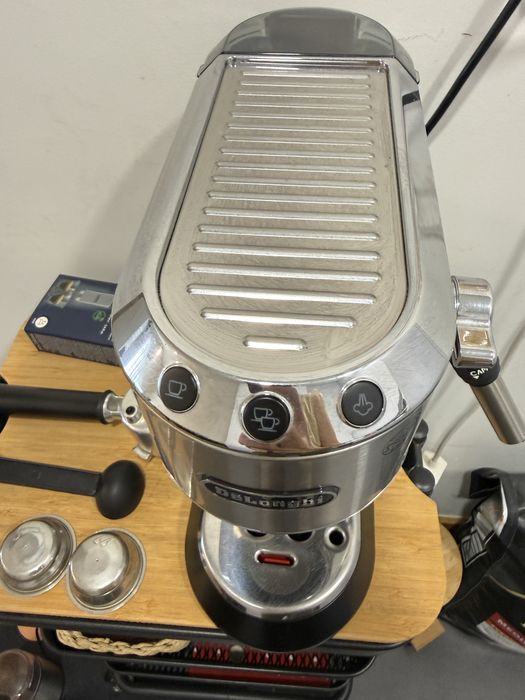 Máquina de Café Manual DeLonghi Dedica Style EC685.M - Metal