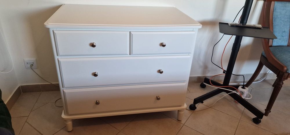 Cómoda branca IKEA com gavetas