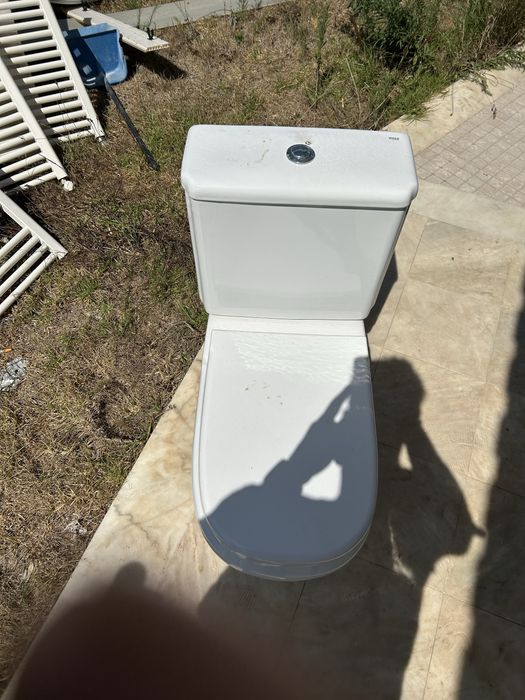Varias banheiras hidromassagem , sanitas e bides da marca Roca